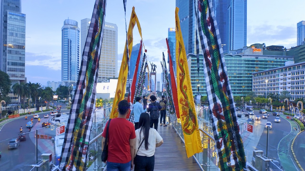 4K | Jakarta Terkini - Hiasan Penjor menghiasi Bundaran HI