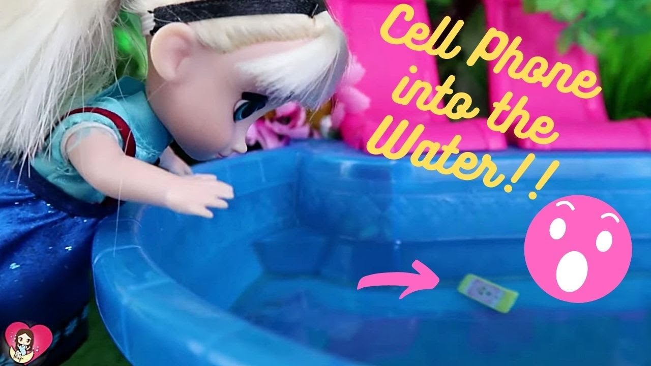 ❄️ ELSA and ANNA Drop Their First Mobile Phone To The WATER 📱 | Disney Princesses