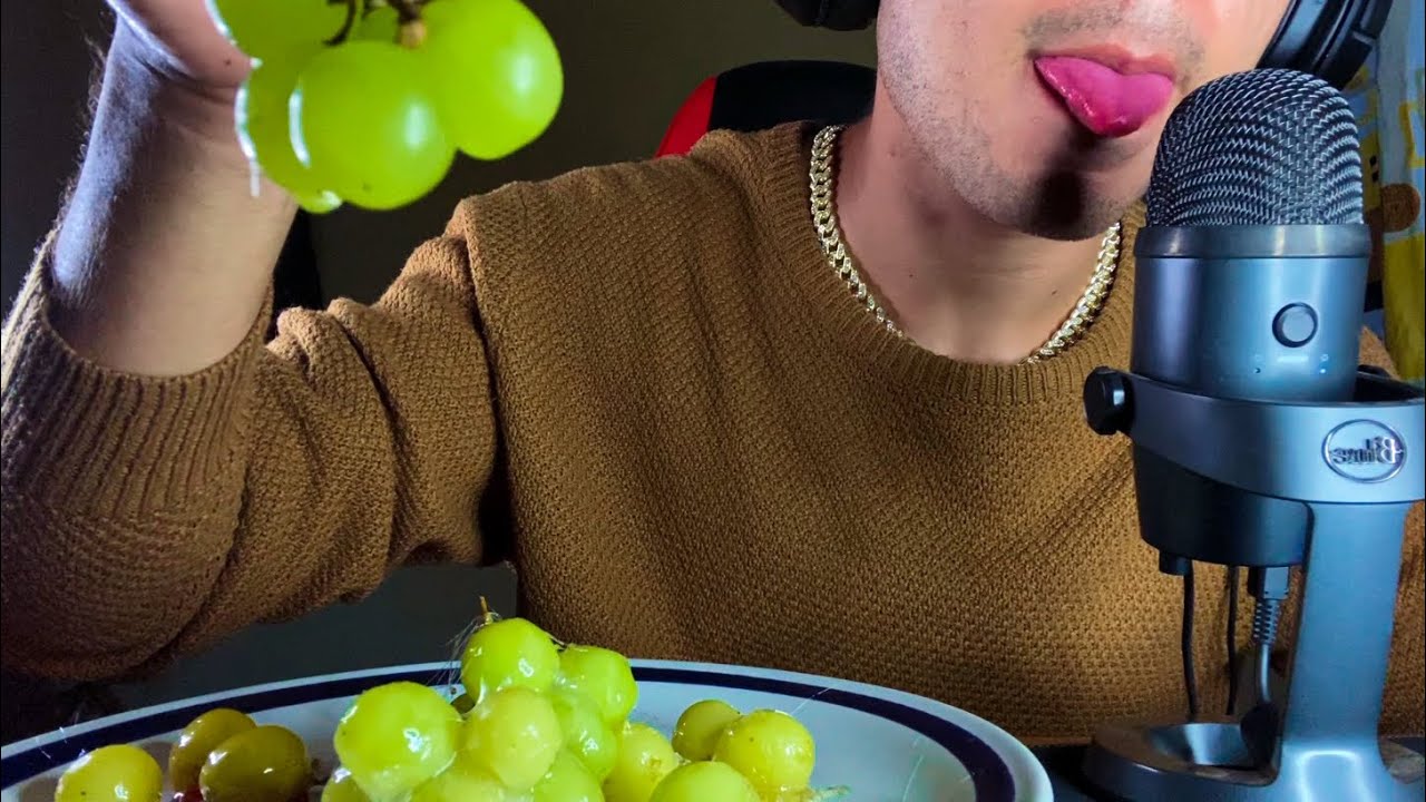 ASMR comiendo UVAS 🍇 con CARAMELO!🍭