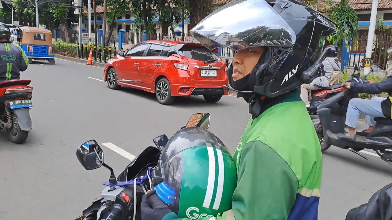Gerimis Mengundang - Naik Ojol Diponegoro ke Stasiun Kramat