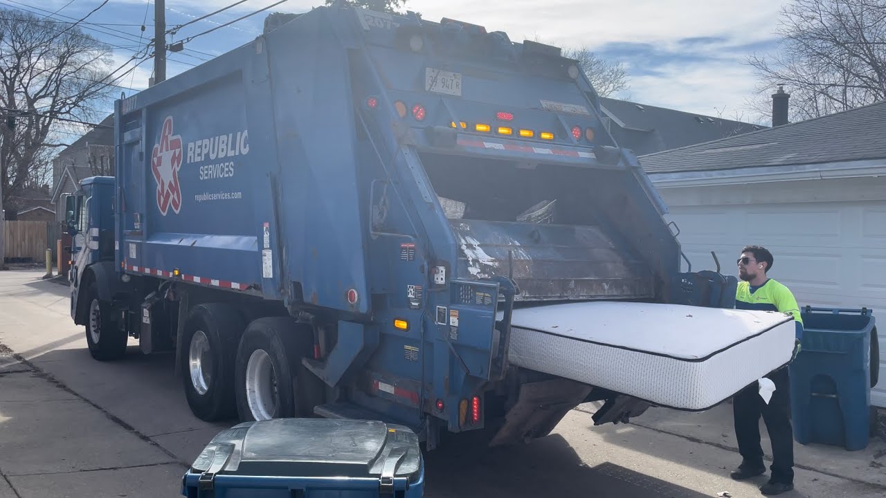 Republic Services Mack LEU Heil DuraPack 5000 Rear Loader Garbage Truck Eating 6 Mattresses!