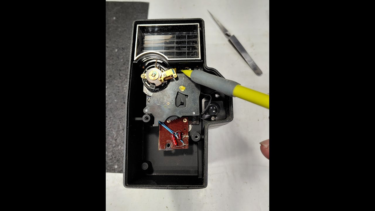 Модель Bell and Howell 418, возрождение сломанного механизма управления диафрагмой, или, упражнен...