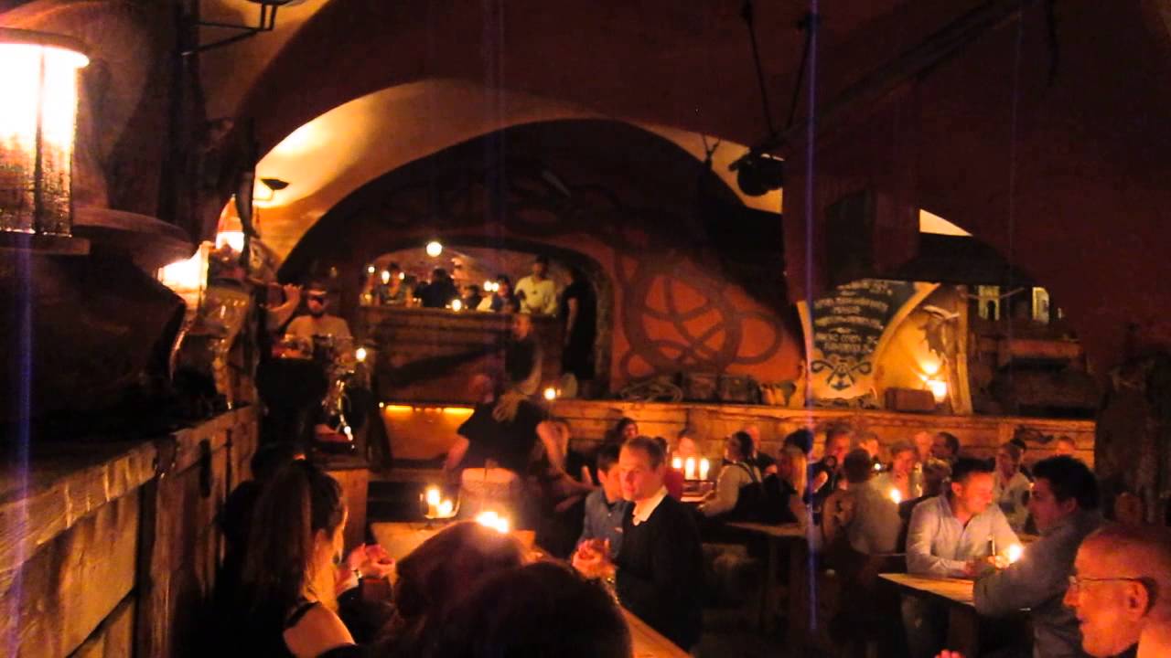 Jantar no restaurante viking Aifur Krog em Estocolmo.