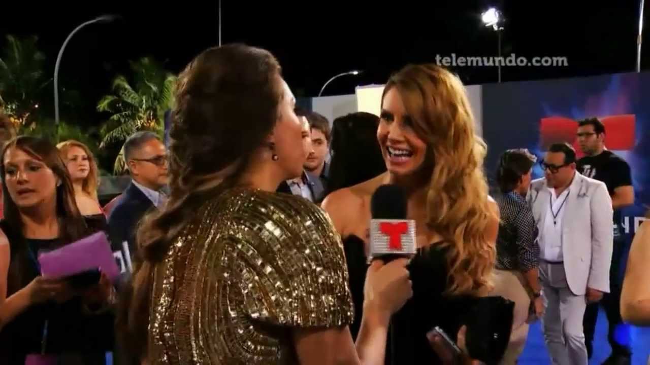 FRANCES ONDIVIELA EN LA ALFOMBRA AZUL DE PREMIOS TU MUNDO 2013