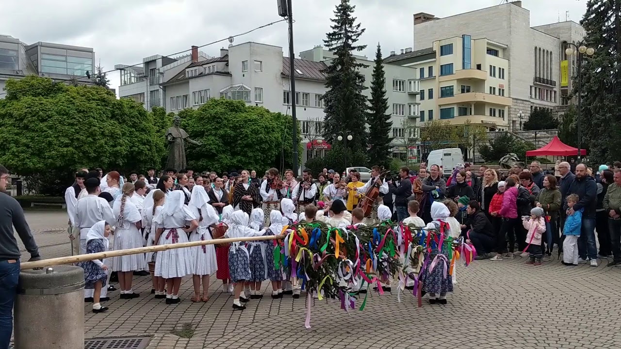 Pri stavaní mája v Žiline hrali folklóne skupiny Rozsutec a Cipovička