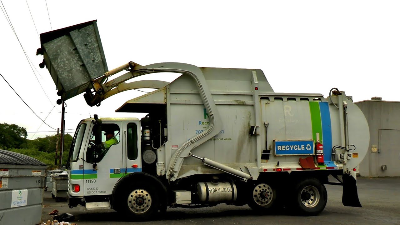 Freightliner Condor - Wittke Starlight Front Loader Garbage Truck