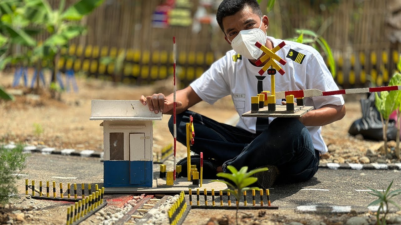 Membuat dan Merakit Miniatur Palang Pintu Perlintasan Kereta Api dan Pos PJL - Kereta Api Indonesia