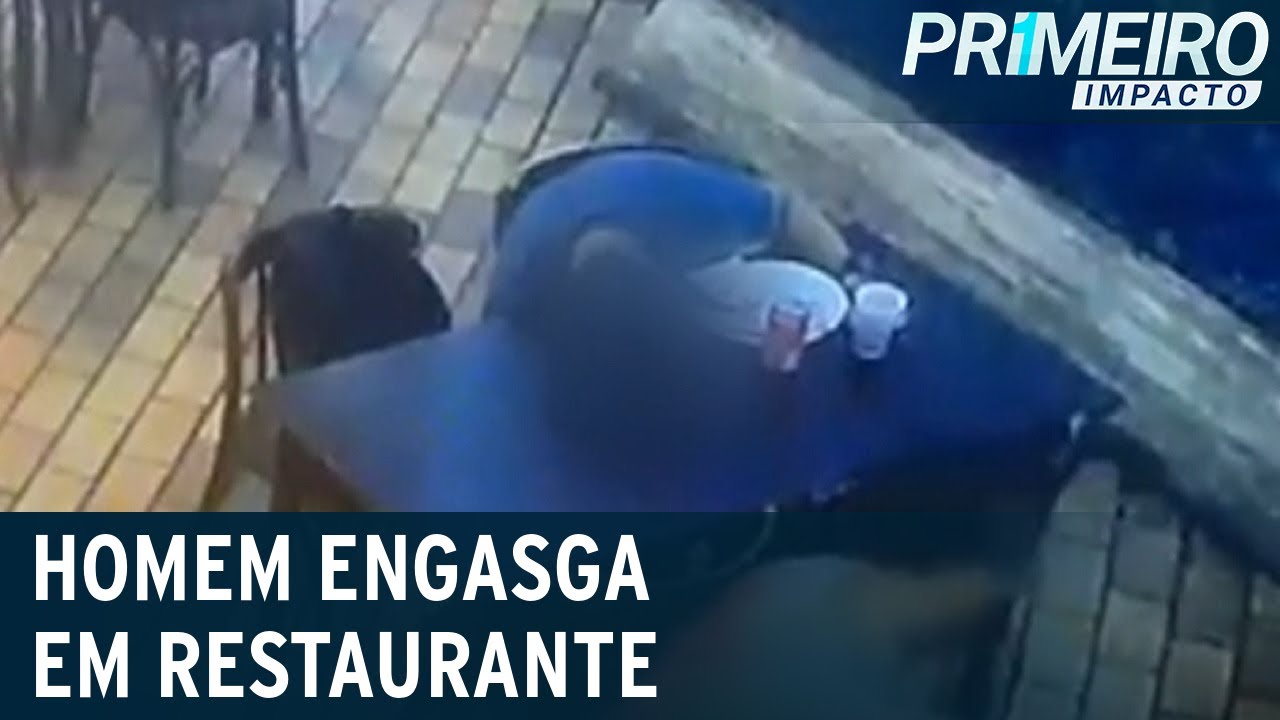Homem que comia em restaurante desmaia após se engasgar | Primeiro Impacto (02/12/21)
