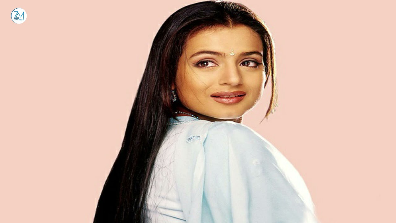 Ameesha Patel xogteeda waalidkeeda ayay ku caasisay maantana magac, maqaam iyo reer midno malahan