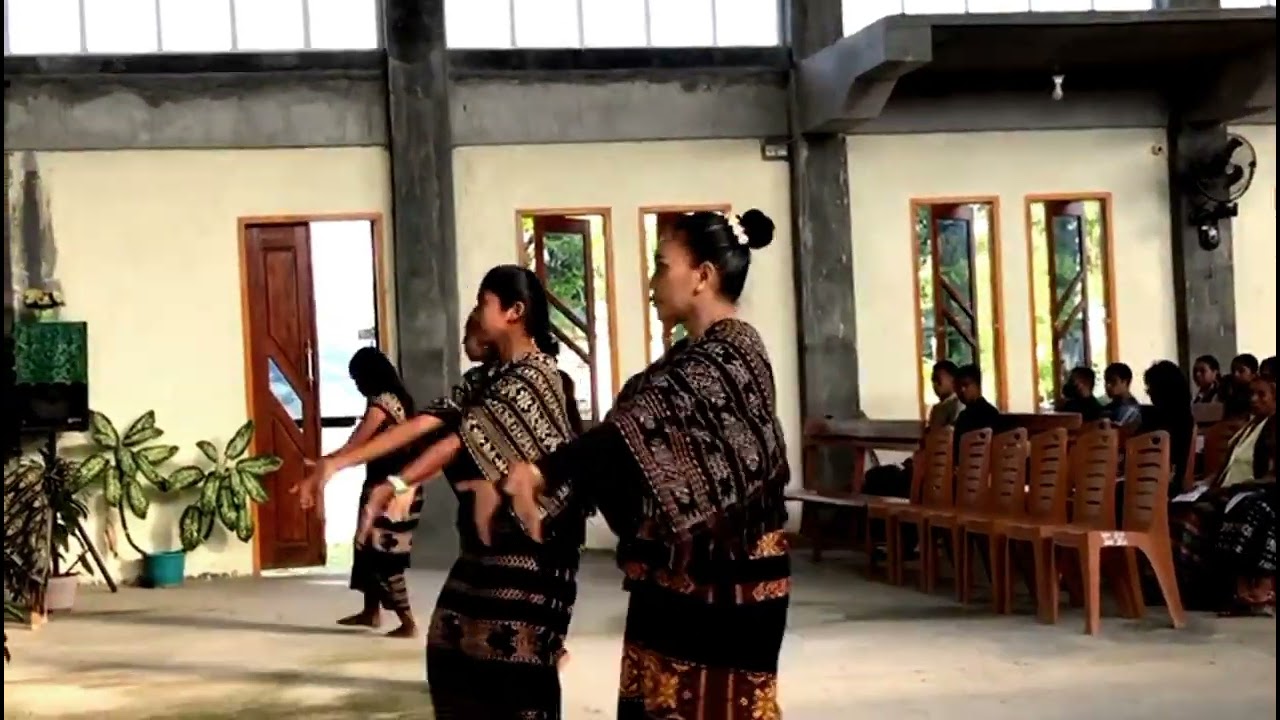 tarian penyambutan Pendeta dari suku sabu GMIT CALVARI OSILOA TARUS