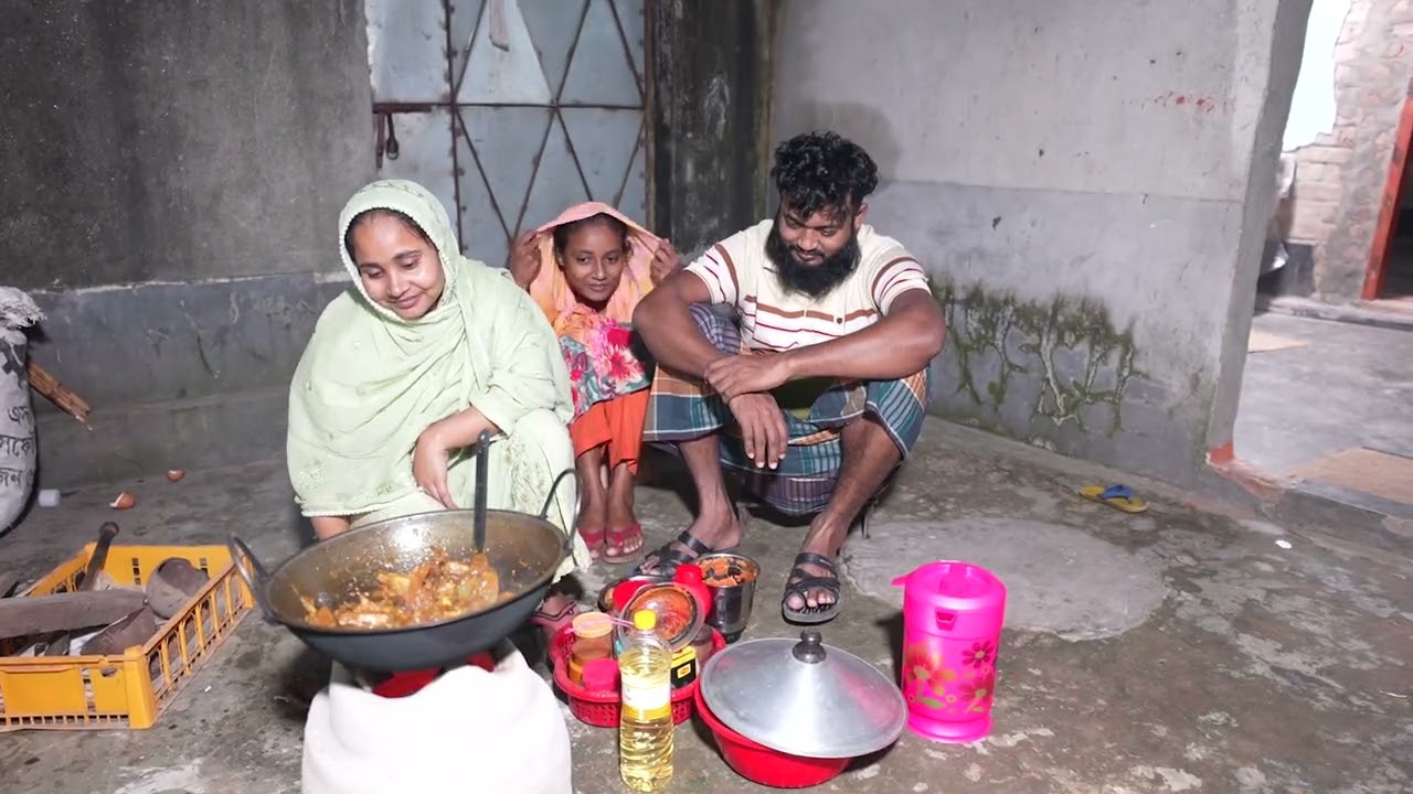 শীতের সন্ধ্যায় গরম গরম মুরগির মাংস এবং সাদা ভাত