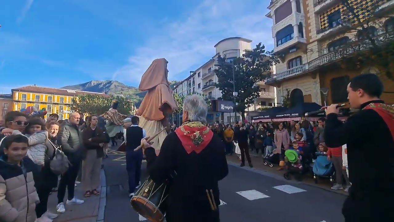 Pasacalles de los Gigantes de Tolosa en la Fiesta de la Alubia | 18 de noviembre de 2023