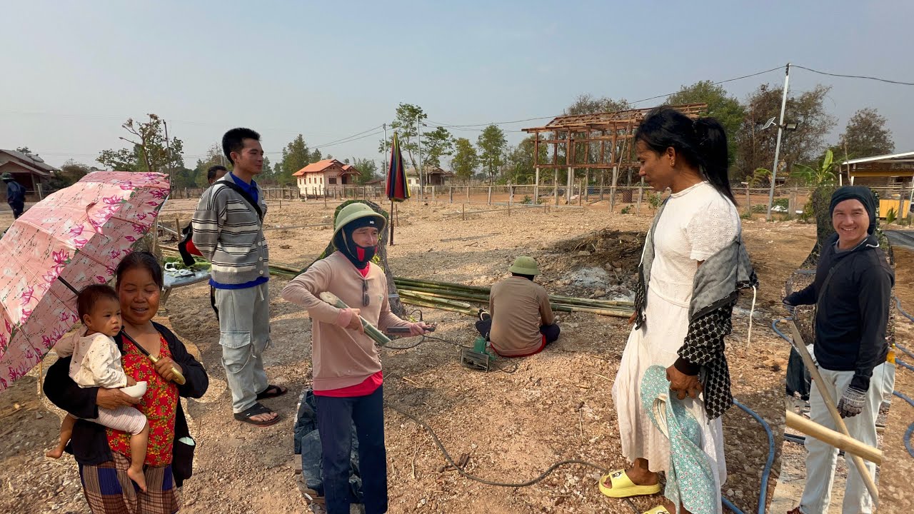 ทุกคนรอยกเสาบ้านใหม่อัมรา