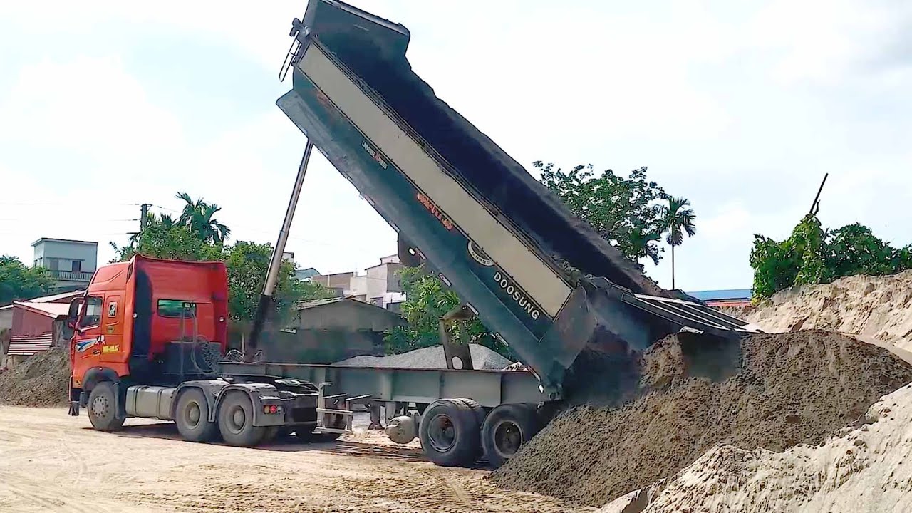 New project, KOBELCO SK135 SR excavator demolition, mixed excavator, dump truck