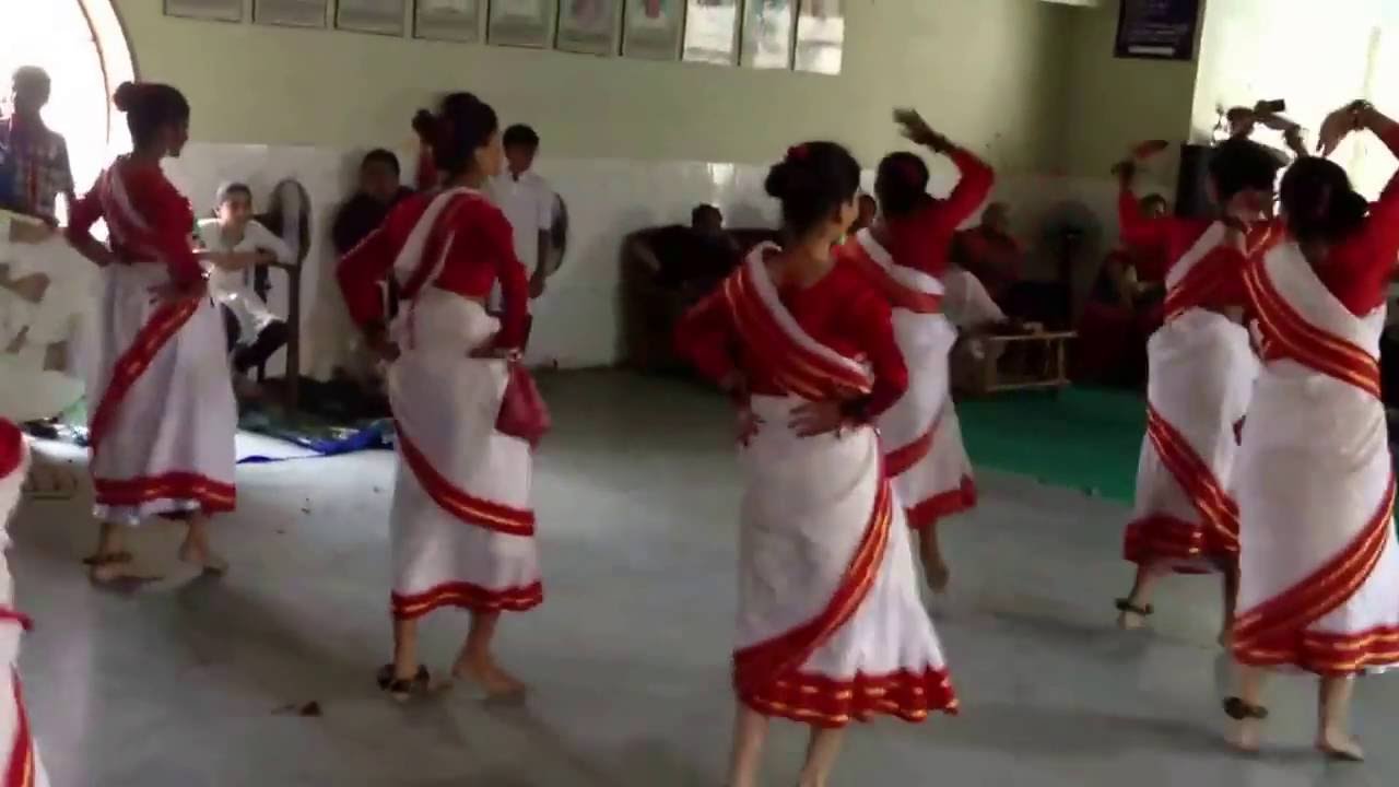 Andhra pradesh folk dance by Girls