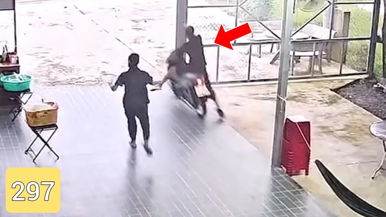 Thấy Có Cướp Cô Gái Vừa Chạy Vừa La Làng Nhưng Không Thấy Ai Giúp.