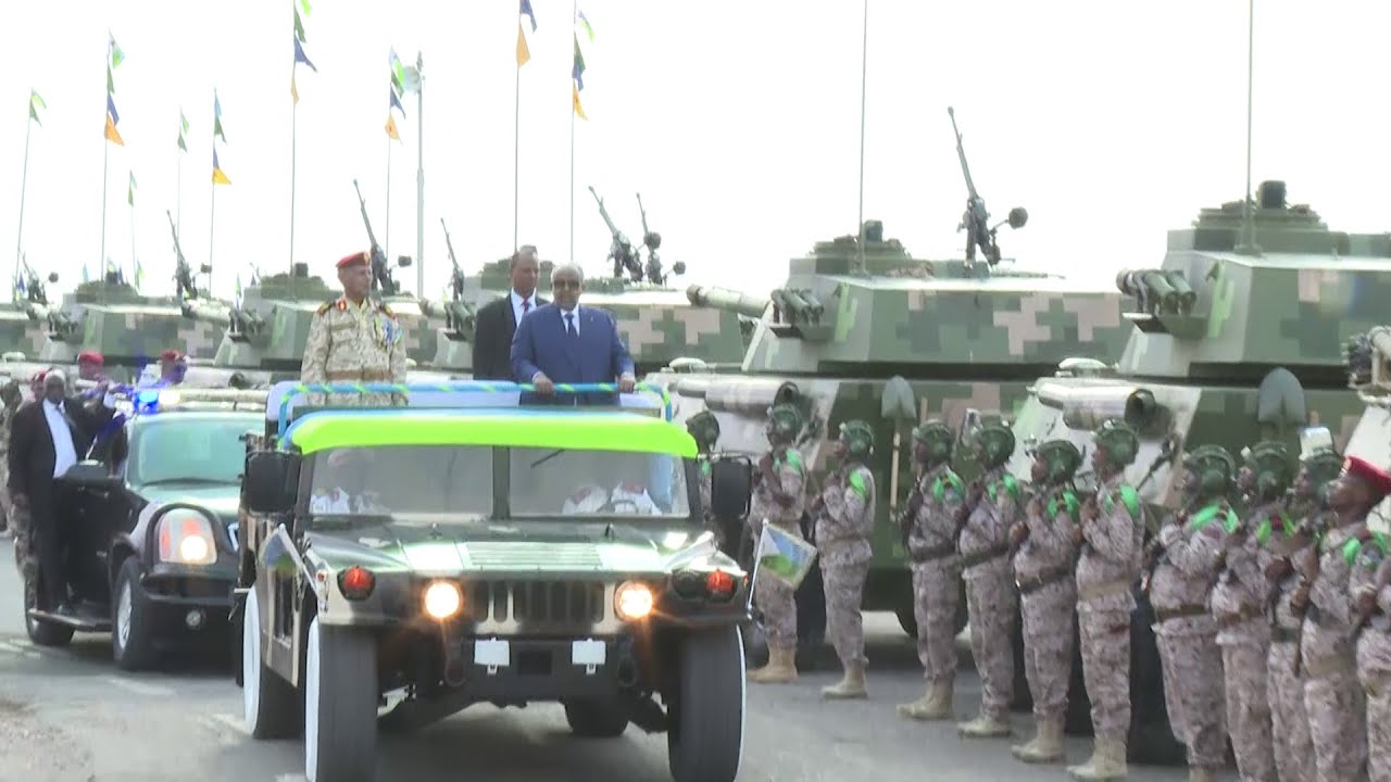 27 juin: Le chef de l'Etat passe en revue des troupes des forces des armées