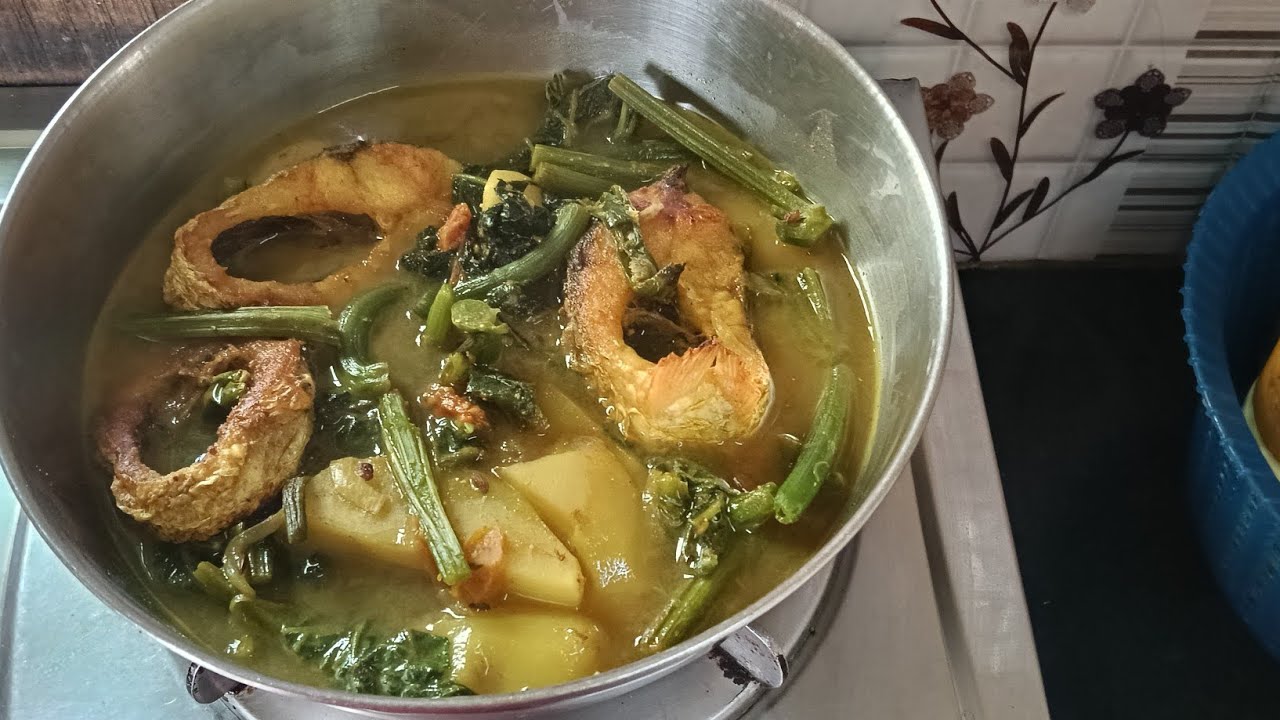 ছাচি লাউ ডাটা শাক দিয়ে হালকা পাতলা জিরে ধনের বাটা দিয়ে পুকুরে মাছের ঝাল রান্না। 