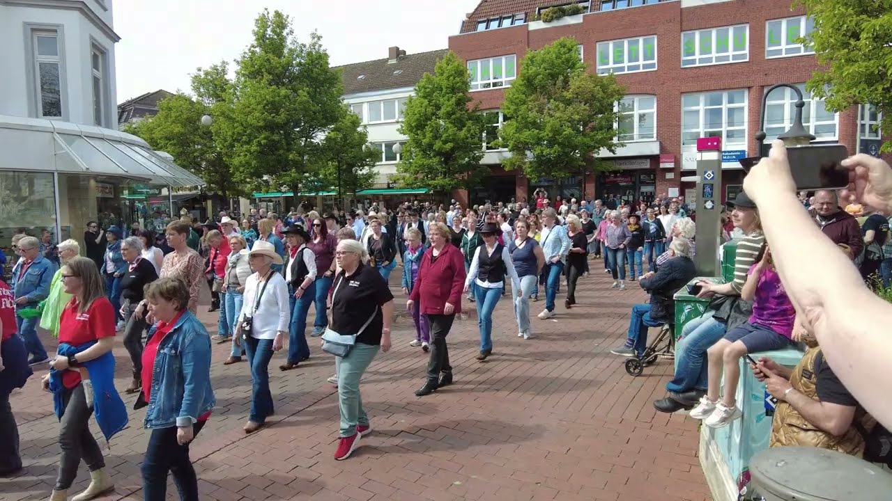 20240504 Linedance Freunde Nord Flashmob Schleswig