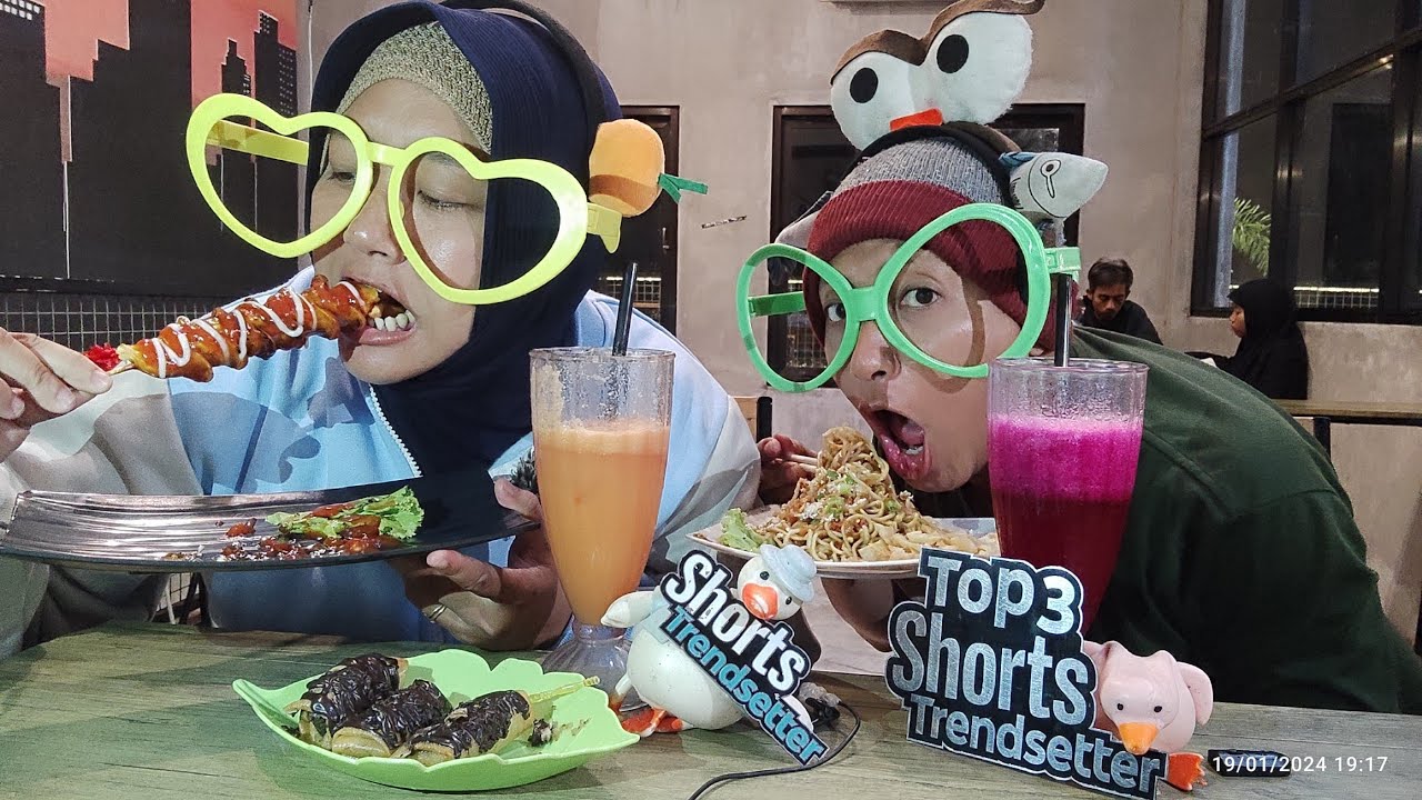 makan mie dower sosis bakar pisang cokelat minum jus buah Naga dan jus wortel BOBON CAFE