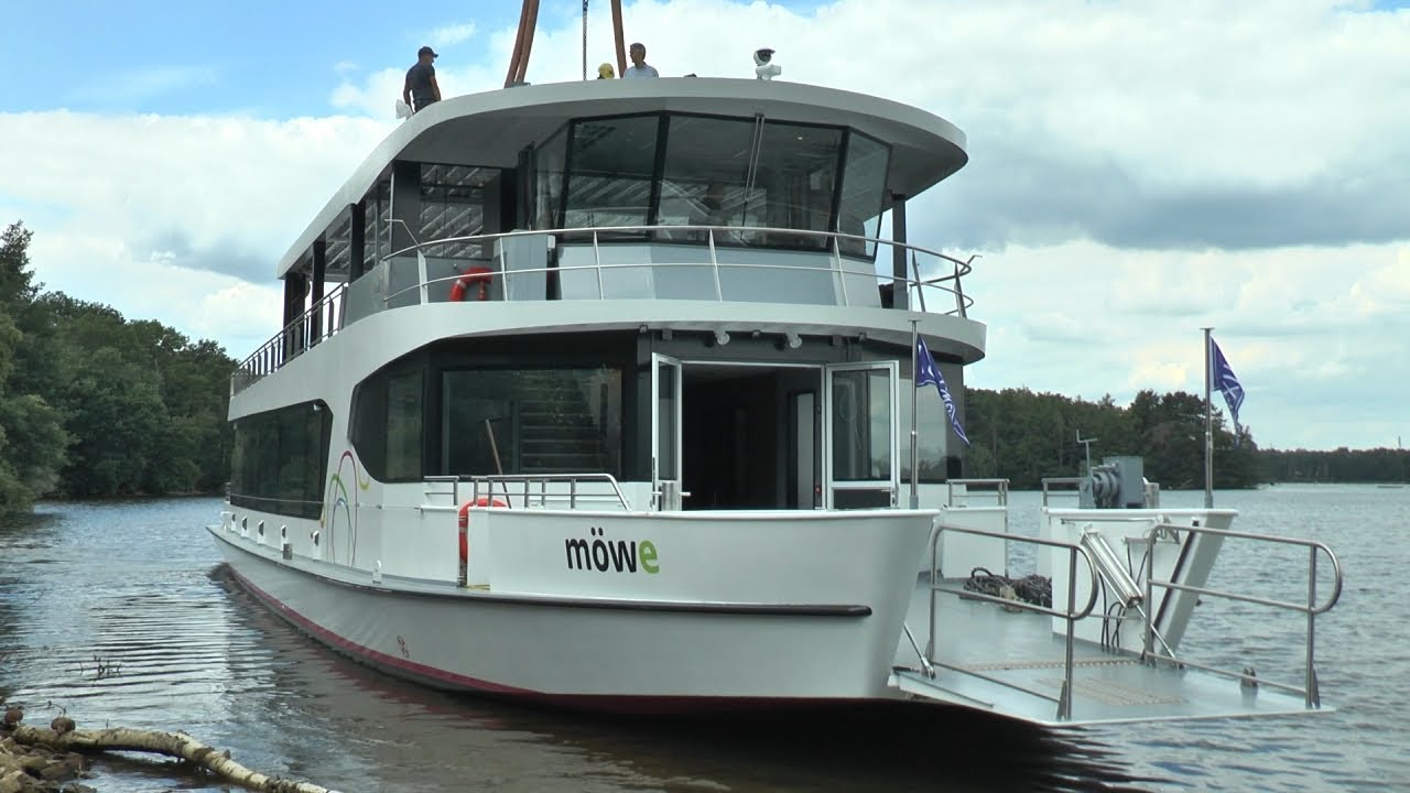 Fahrgastschiff Möwe ist auf dem Stausee angekommen