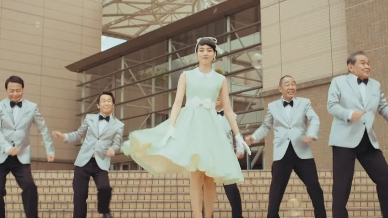のん、レトロワンピでスカートひらり　オリジナル楽曲「シャボン玉」歌う　映画「星屑の町」本編映像が公開