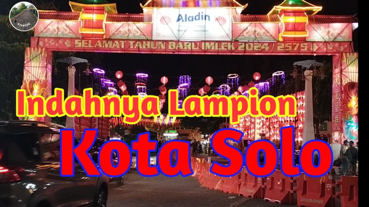 Imlek 2575 di Pasar Gede Solo di malam hari.