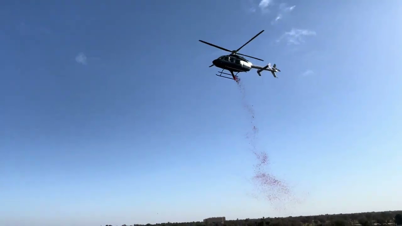 हेलीकाप्टर के बुटाटी धाम में पुष्प वर्षा 