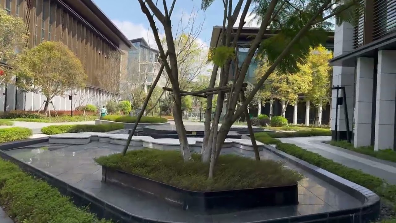 День в странном месте начался