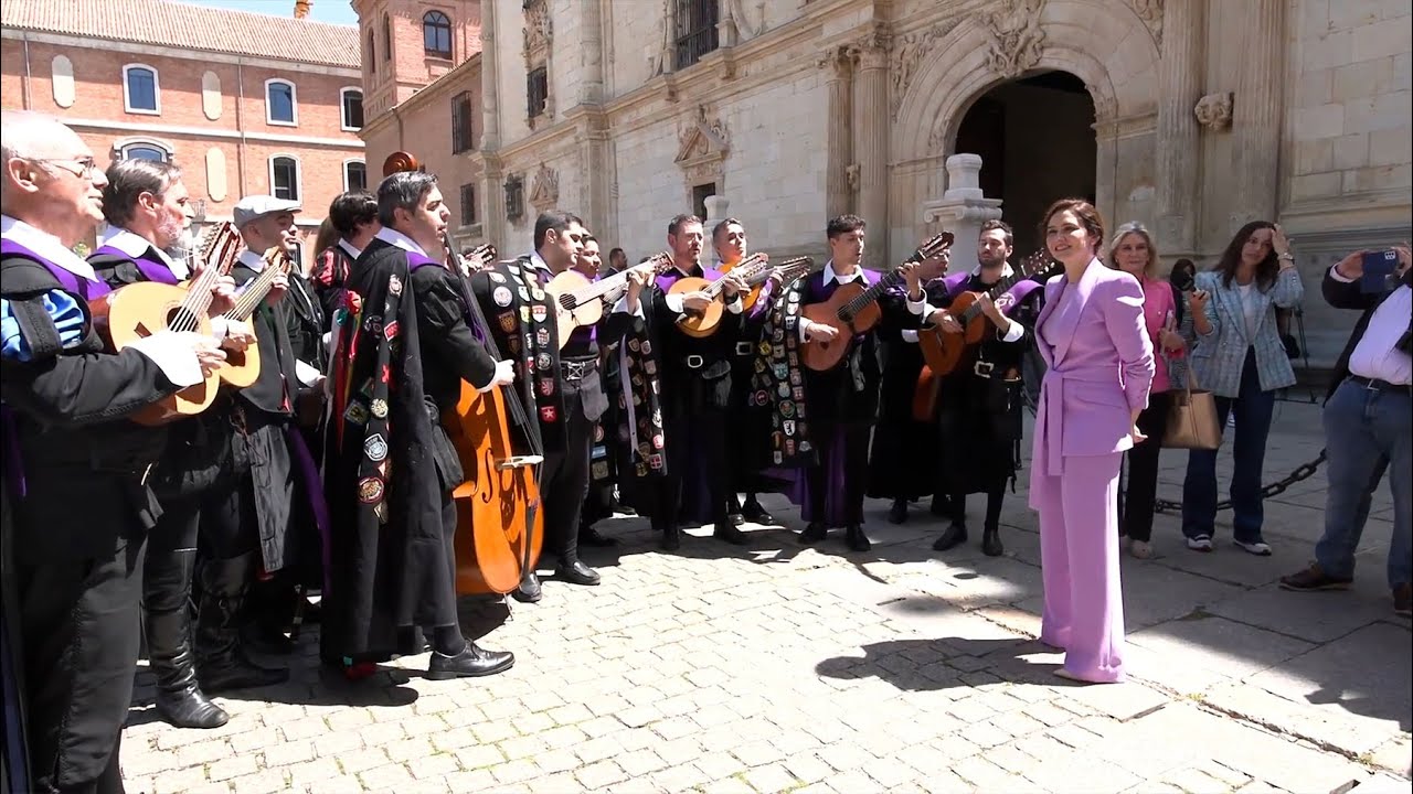 La tuna ronda a Ayuso en Alcalá durante un Premio Cervantes con la ausencia de Sánchez