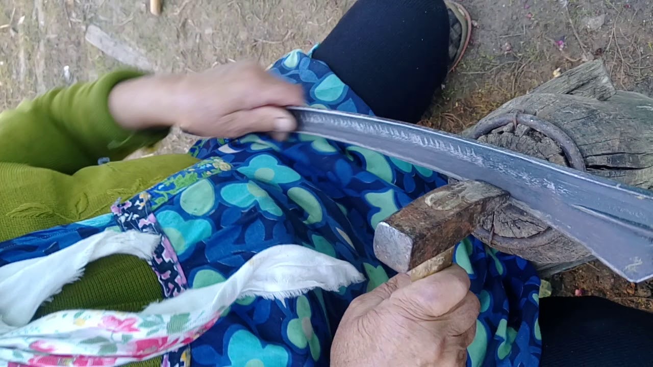 Уходящая Россия!Бабушка Нюра отбивает косу!即将离任的俄罗斯！尼拉奶奶在打镰刀!