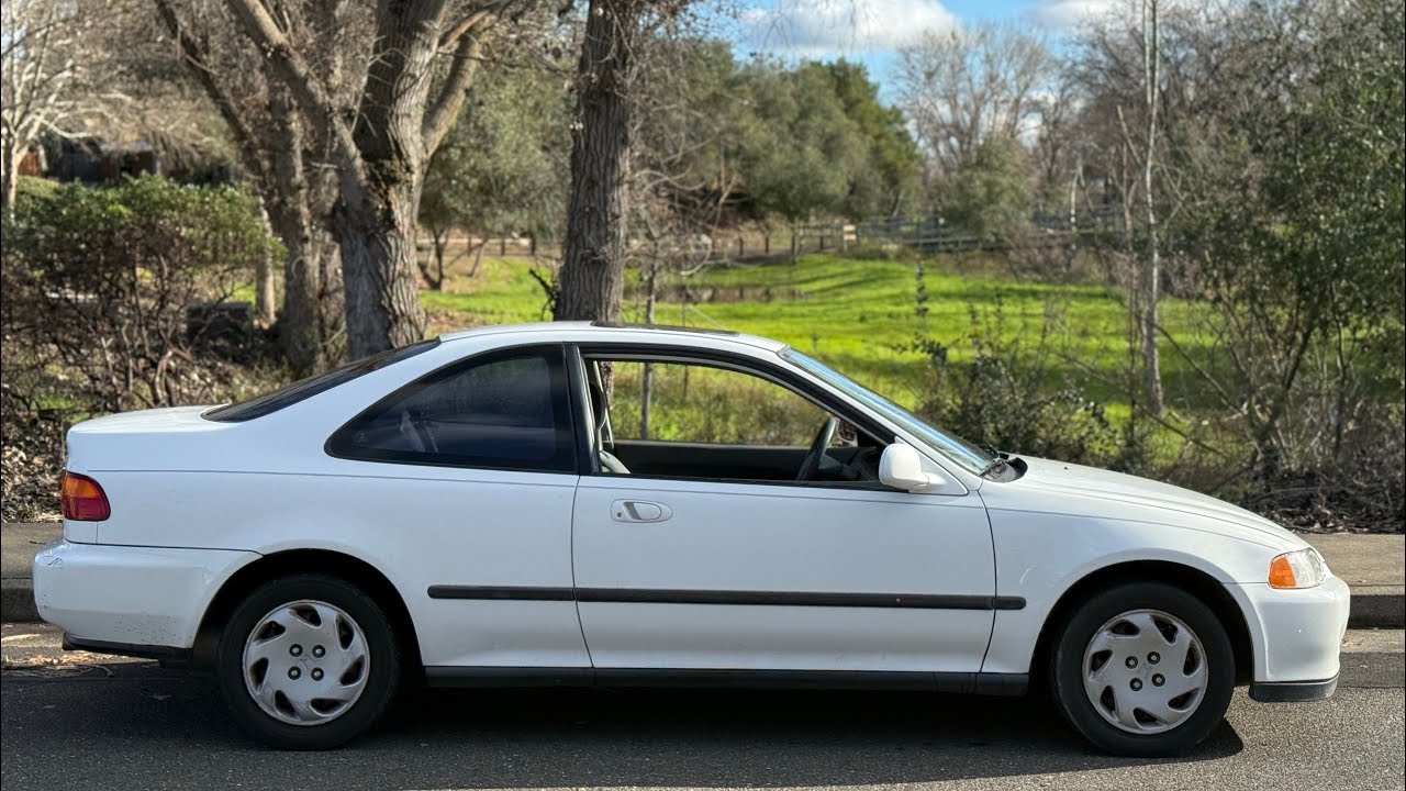 Honda Civic EX Coupe 1995 года выпуска (белый цвет Frost White, один владелец, пробег 112 000 миль)