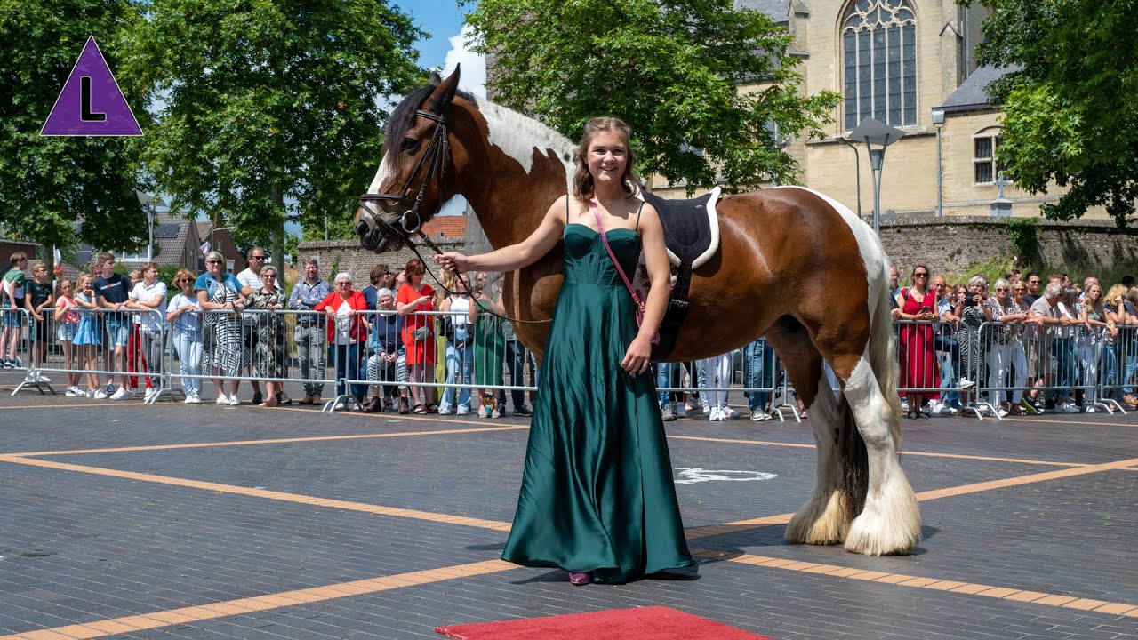Sint Ursula Horn VMBO-T - aankomst in gala voor diploma-uitreiking