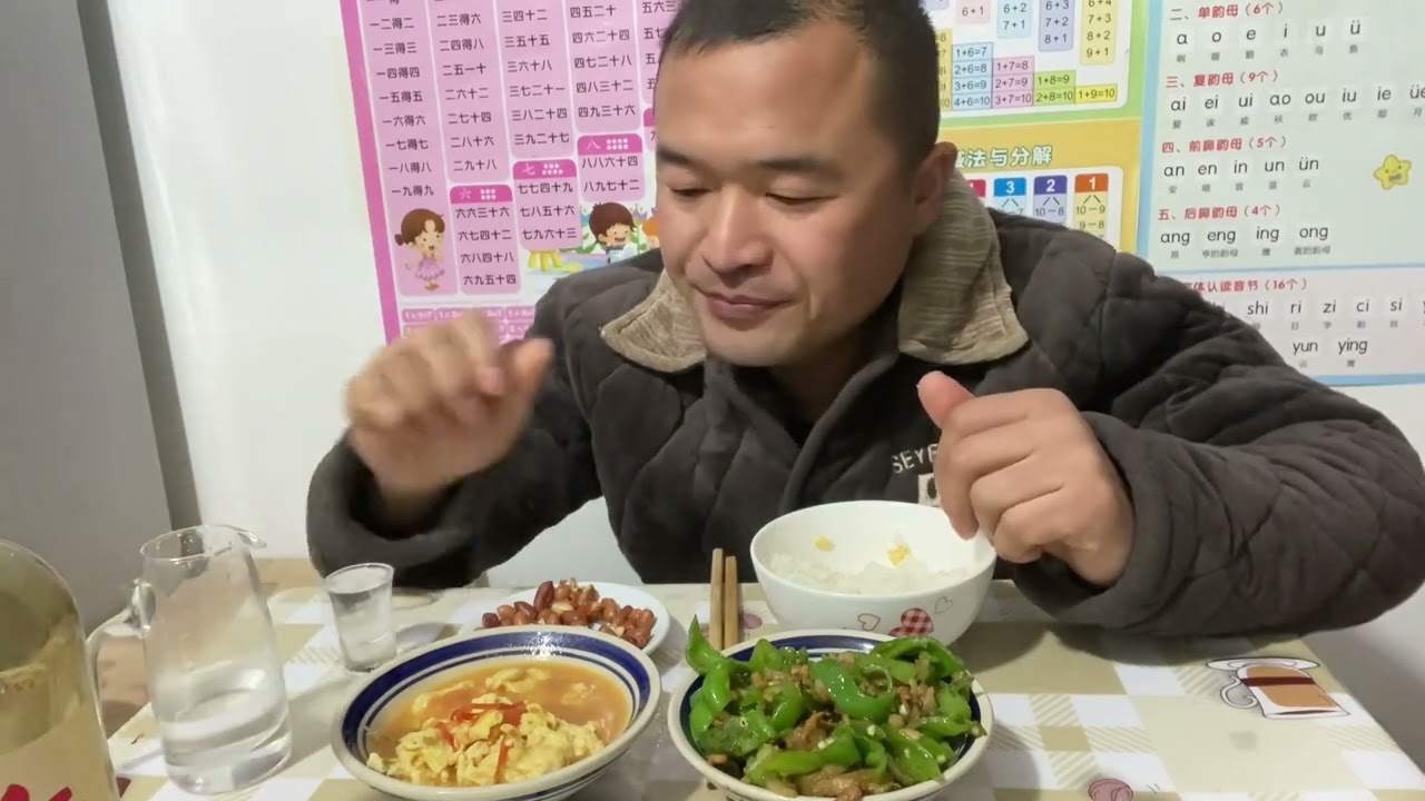 番茄炒蛋，青椒炒肉丝，下饭还下酒