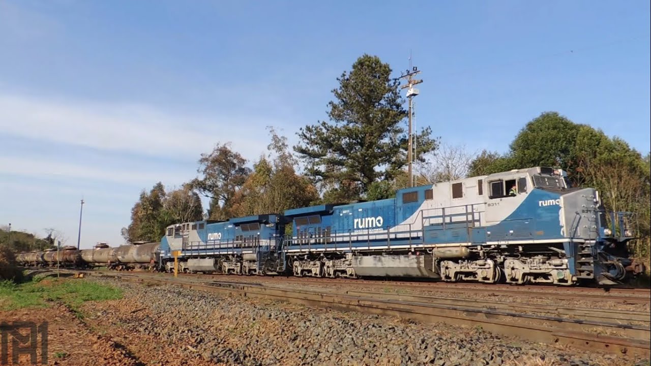 Dupla de Dash9 da Rumo liderando um trem carregado sentido importação