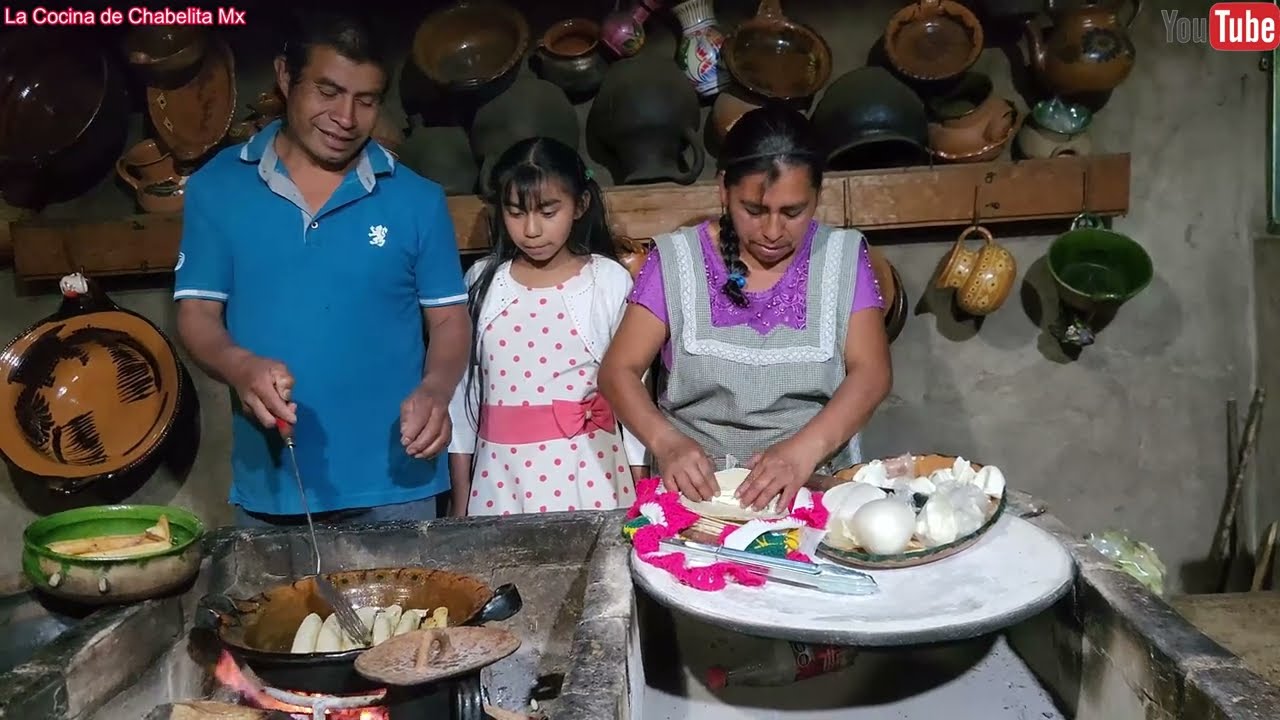 ✅️😀😋Con mi esposo y mi hija preparamos taquitos dorados de quesillo ahogados en salsa verde