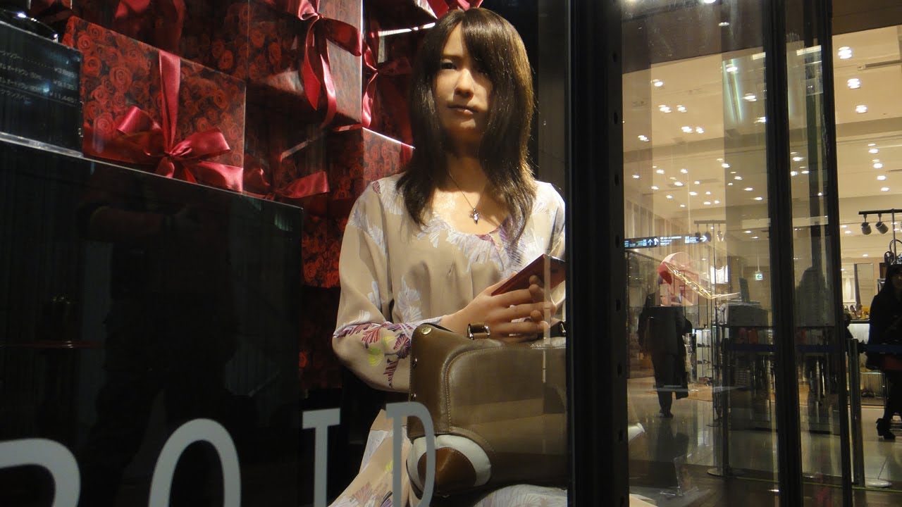 Geminoid-F Android in a Tokyo Department Store #DigInfo