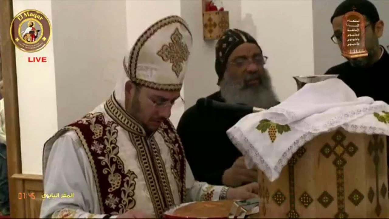 بكاء أبونا مينا إبراهيم عياد أمام أبيه فى قداس استلام الذبيحة