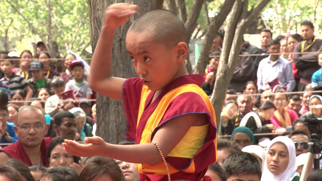༢༠༡༥་ ལོར་དཔེ་དགོན་དབྱར་ཆོས་ཆེན་པོའི་སྐབས་ཡང་སྲིད་མཆོག་སྤྲུལ་རིན་པོ་ཆེའི་མཚན་ཉིད་གནང་བཞིན་པ།