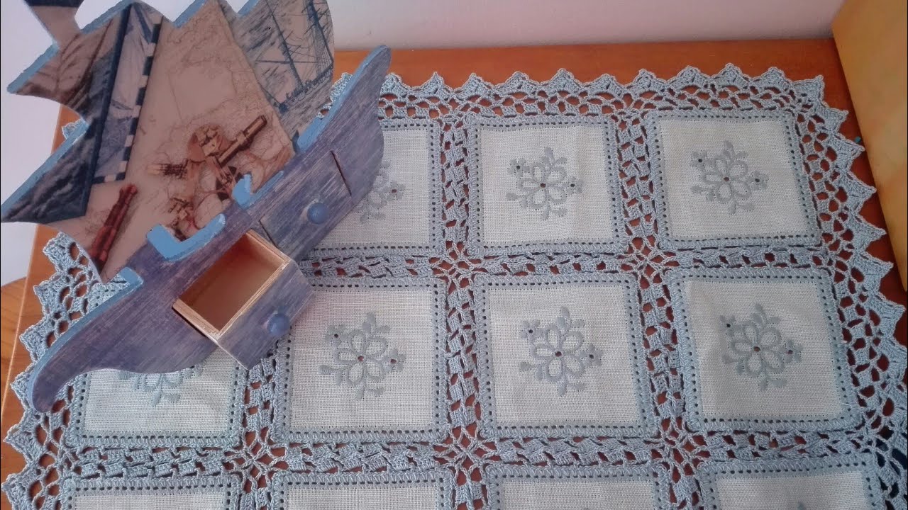 Naperon Azul ou Toalha de Mesa em Crochet e Quadrados de Tecido