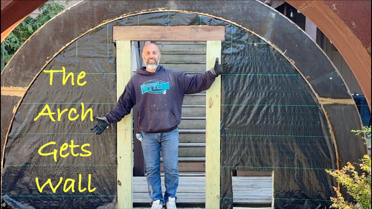 Арка получила стены.