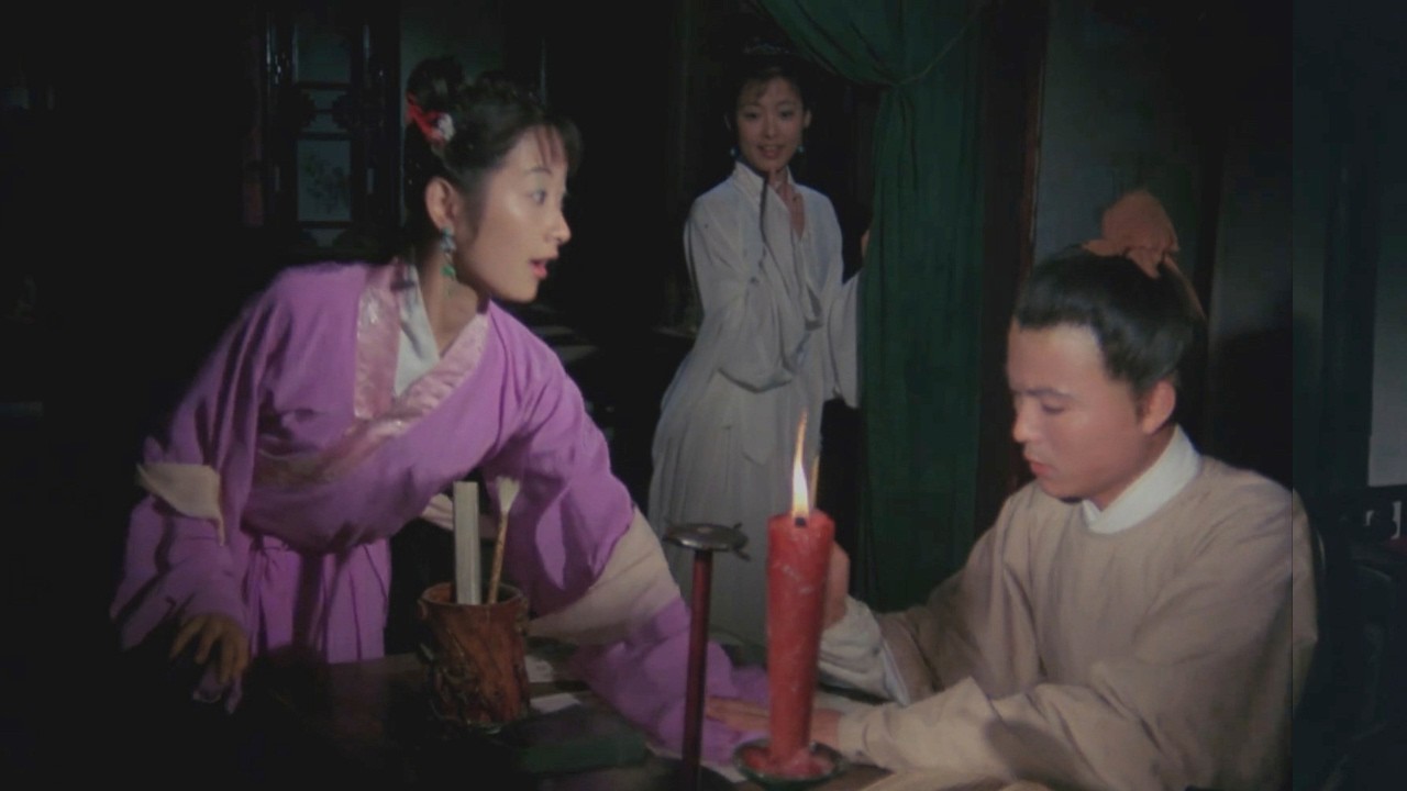 山寺夜读女叩门，姐姐研墨妹侍寝；管她人是还是鬼，先享风流再论魂！