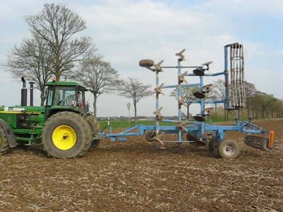 Grubbern mit John Deere 4955 und 7,2m Cultivator 2/2