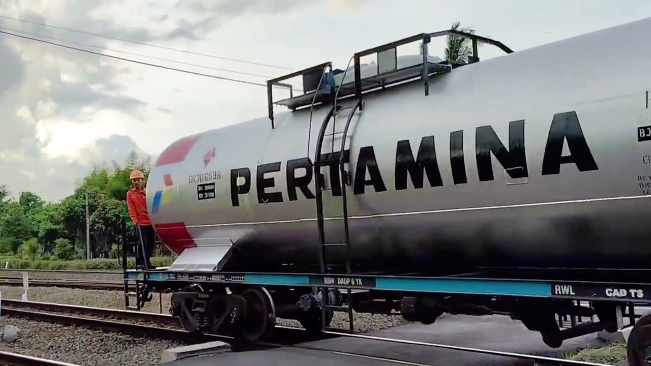 Sore Kereta Pertamina Langsir di Stasiun Rewulu Panas tiba² Hujan Deras