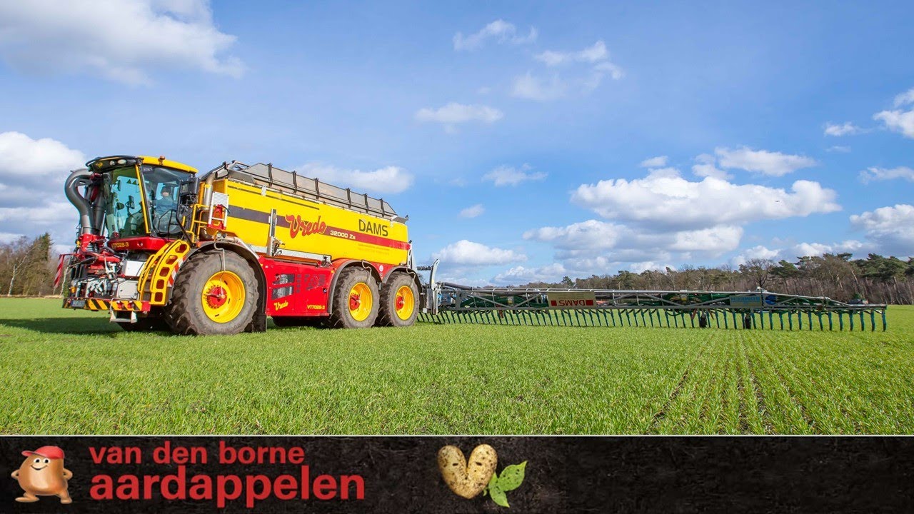 Vredo VT7028-3 and Bomech 30m applying manure wheat