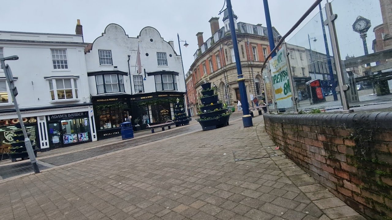 STOURBRIDGE TOWN MY 1ST TIME.WALKING AROUND THE TOWN