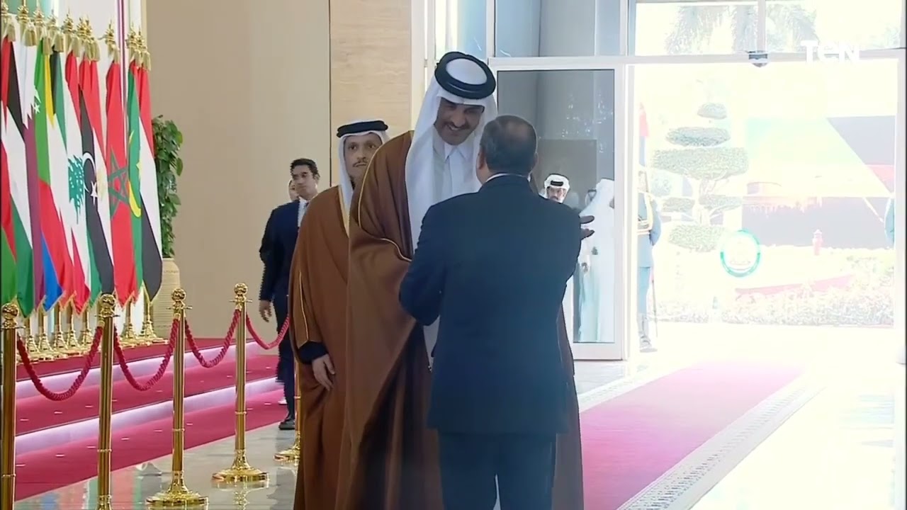 الرئيس السيسي يستقبل أمير قطر تميم بن حمد خلال أعمال القمة العربية الطارئة
