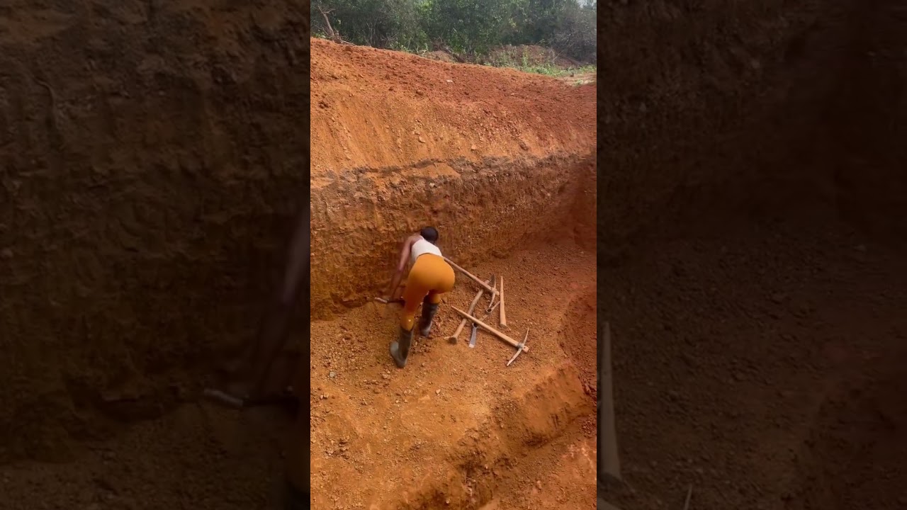 Asebu, Ghana living📍🇬🇭 Digging a manhole!