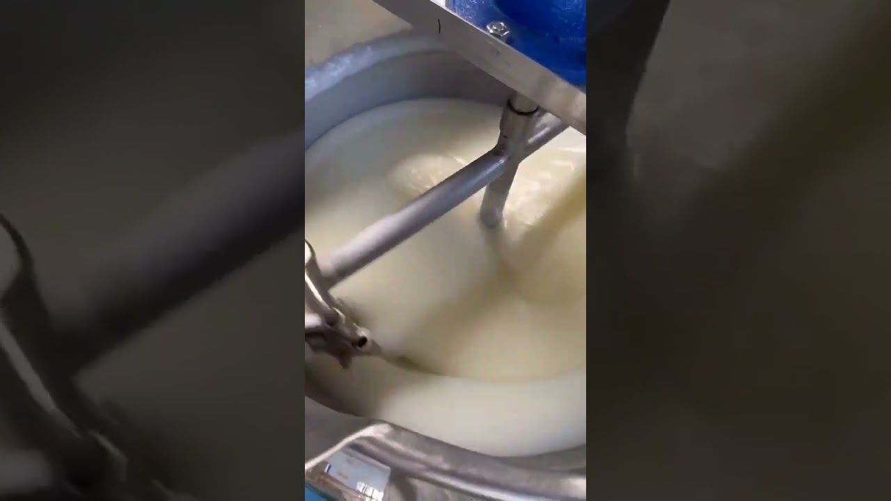 Autumn pear paste boiling stirring pot