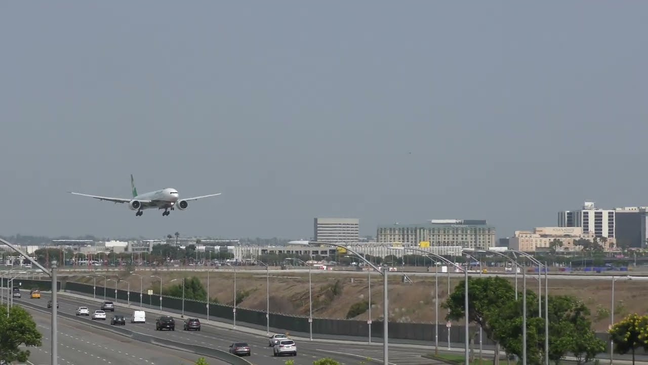 EVA Air 777-300ER Beautiful Afternoon Landing at LAX